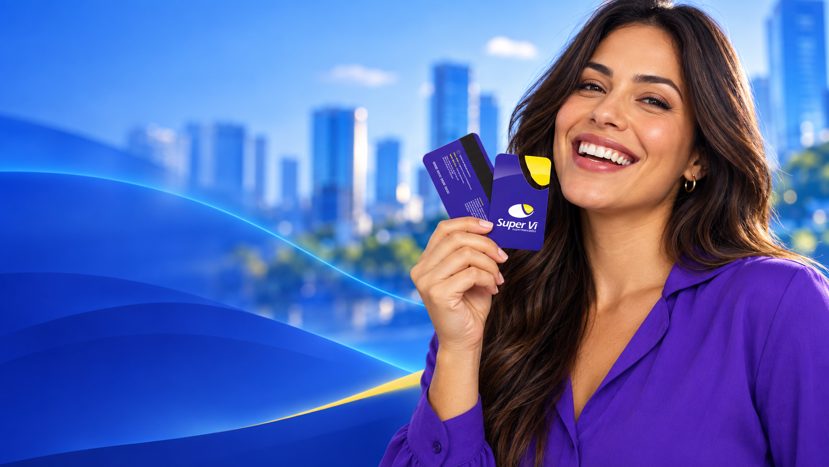Cliente segurando o Cartão Super Vi